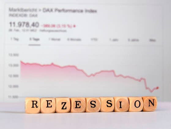 28.02.2020, Symbolbild, Die Angst vor dem Corona-Virus geht auch an den Börsen der Welt um. Der Deutsche Aktien-Index DAX hat seit Tagen Verluste zu verzeichnen, es geht nur Bergab. Kommt eine Rezession? 28.02.2020, Rezessions-Angst an den Börsen 28.02.2020, Rezessions-Angst an den Börsen *** 28 02 2020, symbolic image, Fear of the corona virus is also spreading on the worlds stock markets The German stock index DAX has been falling for days, its all downhill If a recession comes 28 02 2020, recession fear on the stock markets 28 02 2020, recession fear on the stock markets