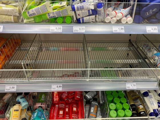 Coronavirus in Hamburg - Hamsterkäufe in Supermärkten und Drogerien 28.02.20 - Hamburg: Nachdem bekannt wurde das nun auch vermehrt Fälle des Coronavirus in Deutschland und jetzt auch in Hamburg aufgetreten sind, kommt es in immer mehr Drogerien und Supermärkten zu Hamsterkäufen. Regale bleiben leer und Desinfektionsmittel wird zu Mangelware. Hamburg Deutschland Copyright: xSebastianxPetersx