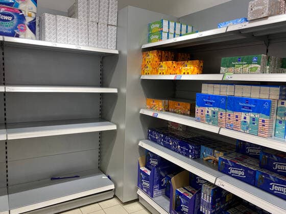 Coronavirus in Hamburg - Hamsterkäufe in Supermärkten und Drogerien 28.02.20 - Hamburg: Nachdem bekannt wurde das nun auch vermehrt Fälle des Coronavirus in Deutschland und jetzt auch in Hamburg aufgetreten sind, kommt es in immer mehr Drogerien und Supermärkten zu Hamsterkäufen. Regale bleiben leer und Desinfektionsmittel wird zu Mangelware. Hamburg Deutschland Copyright: xSebastianxPetersx