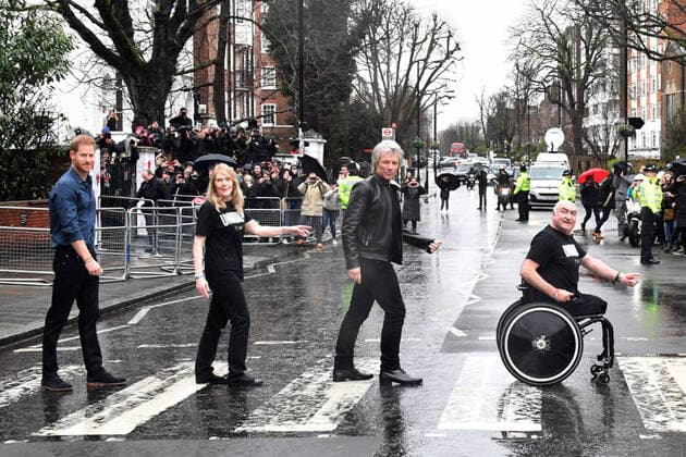 2020 Bilder des Jahres, Entertainment 02 Februar Entertainment Bilder des Tages Prince Harry and Jon Bon Jovi recreate the iconic Beatles Abbey Road zebra crossing photo with members of the Invictus Games choir after recording a special single in aid of the Invictus Games Foundation Featuring: Prince Harry and Jon Bon Jovi Where: London, United Kingdom When: 28 Feb 2020 Credit: Nils Jorgensen Cover Images Copyright: xx 40337841 EDITORIAL USE ONLY. NOT FOR USE BY NEWSPAPERS BASED IN THE UK.