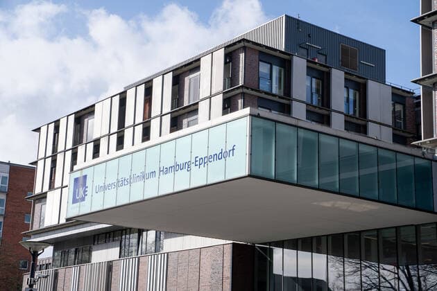Universitätsklinikum Hamburg-Eppendorf - Hamburger Krankenhaus UKE - Universitäts-Klinikum - Symbolfoto Symbolbild - Gebäude Hauptgebäude Eingang Logo;Universitätsklinikum Hamburg-Eppendorf - Hamburger Krankenhaus UKE - Universitäts-Klinikum - Symbolfoto Symbolbild -, Hamburg Hamburg Deutschland UKE
