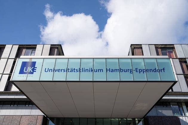 Universitätsklinikum Hamburg-Eppendorf - Hamburger Krankenhaus UKE - Universitäts-Klinikum - Symbolfoto Symbolbild - Gebäude Hauptgebäude Eingang Logo;Universitätsklinikum Hamburg-Eppendorf - Hamburger Krankenhaus UKE - Universitäts-Klinikum - Symbolfoto Symbolbild -, Hamburg Hamburg Deutschland UKE