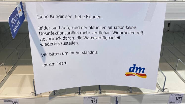 Coronavirus Angst, Hamsterkaeufe, bei einem DM Markt findet man keine Desinfektionsartikel mehr, ein Hinweisblatt am Regal wurde zur Information angebracht Hamsterkaeufe wegen Coronavirus am 28.02.2020 in Siegen Deutschland.