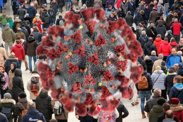 (FOTOMONTAGE) Symbolbild zur Ausbreitung des Coronavirus in Deutschland: Virus mit Menschenmenge in der Fußgängerzone Kaufingerstraße in der Innenstadt München, Bayern, Deutschland