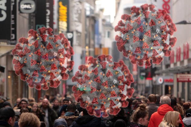 (FOTOMONTAGE) Symbolbild zur Ausbreitung des Coronavirus in Deutschland: Virus mit Menschenmenge in der Fußgängerzone Hohe Straße in der Innenstadt Köln, Nordrhein Westfalen, Deutschland