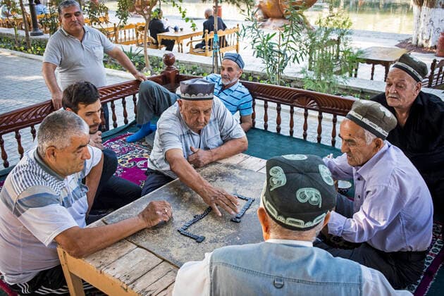 IMAGO Creative: Urban Diversity Men playing domino, chaijana, traditional tea house, in Lyabi-Hauz square, Bukhara, Uzbekistan Bukhara Uzbekistan Copyright: xLucasxVallecillosx xVWPicsx LVM-Uz.Bu.T.1166