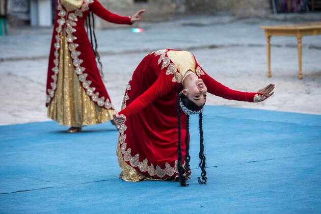 IMAGO Creative: Dichotomien, Generationen Traditional dance, folklore, Samarkand, Uzbekistan Samarkand Uzbekistan Copyright: xLucasxVallecillosx xVWPicsx LVM-Uz.Sa.R.4718