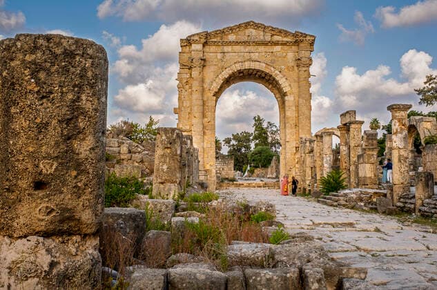 Triumphal arc, in Al-Bass archaeological site, Tyre (Sour), Lebanon. Tyre Lebanon Copyright: xLucasxVallecillosx xVWPicsx LVM-Li.Ti-2799