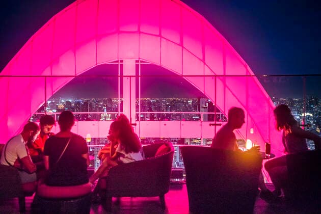 IMAGO Creative: Urban Diversity Red Sky Restaurant Rooftop. Bangkok. Thailand. On the top floor of the Centara Grand skyscraper in the city centre Bangkok Thailand Copyright: xLucasxVallecillosx LVM-Ta.B.Sr.5435