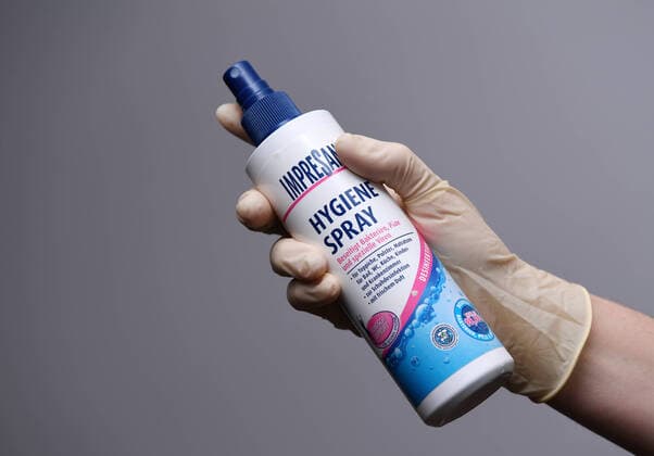 Tuebingen 29.02.2020 Symbolbild: Eine Hand mit Einweghandschuh und Desinfektionsspray