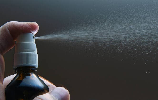 Tuebingen 29.02.2020 Symbolbild: Eine Hand mit Desinfektionsspray, Zerstaeuber