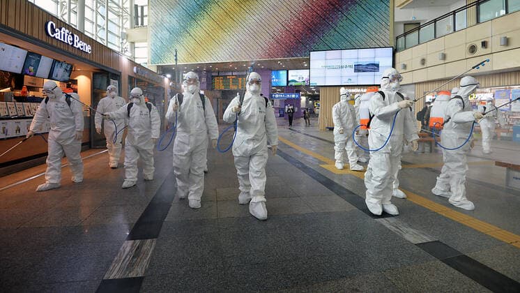2020 Bilder des Jahres, News 02 Februar News Themen der Woche KW09 News Bilder des Tages (200229) -- DAEGU, Feb. 29, 2020 (Xinhua) -- People disinfect a station in Daegu, South Korea, Feb. 29, 2020. South Korea confirmed 594 more cases of the COVID-19 on Saturday, raising the total number of infections to 2,931. Three more deaths were reported, lifting the combined death toll to 16. (NEWSIS Handout via Xinhua) SOUTH KOREA-DAEGU-CORONAVIRUS-CONFIRMED CASES 