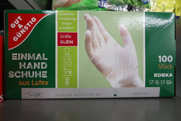 Coronavirus Angst, Hamsterkaeufe, in einem Geschaeft wurden viele Einmalhandschuhe verkauft teilweise sind die Regale schon leer und Artikel ausverkauft Hamsterkaeufe wegen Coronavirus am 29.02.2020 in Siegen Deutschland.