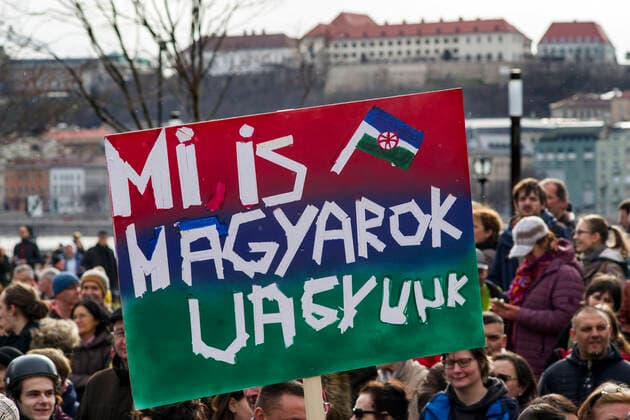 Demonstration against Roma segregation, Budapest, Hungary UNGARN, 23.02.2020, Budapest V. Bezirk. Demonstration am Parlament gegen Roma-Segregation und fuer das Schadenersatz-Urteil von Gyöngyöspata, das von der Orban-Regierung nicht anerkannt wird: Wir (die Roma) sind auch Ungarn . Hinten MP Orbans neue Staatskanzlei auf dem Budaer Schlossberg. Demonstration at the parliament against Roma segregation and in support of the Gyongyospata indemnificational sentence by the Supreme Court, which is not accepted by the Orban government: We (the Roma) are also Hungarians . In the background PM Orban s new residence on the Buda castle hill. Â *** Demonstration against Roma segregation, Budapest, Hungary HUNGARY, 23 02 2020, Budapest V District Demonstration at the Parliament against Roma segregation and for the damages ruling of Gyöngyöspa Copyright: MartinxFejer estost.net Fejer20022317