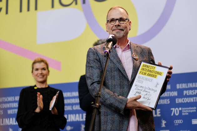 Regisseur David France mit dem Amnesty International Filmpreis für den Film WELCOME TO CHECHNYA anlässlich der Preisverleihung von unabhängigen Jurys der 70. Internationalen Filmfestspiele Berlin snapshot-photography xK.M.Krause