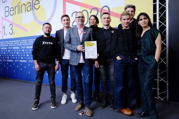 Regisseur David France, Cast und Amnesty Jury mit dem Amnesty International Filmpreis für den Film WELCOME TO CHECHNYA anlässlich der Preisverleihung von unabhängigen Jurys der 70. Internationalen Filmfestspiele Berlin snapshot-photography xK.M.Krause