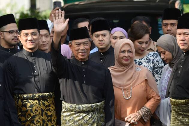 2020 Bilder des Jahres, News 02 Februar News Themen der Woche KW09 News Bilder des Tages (200301) -- KUALA LUMPUR, March 1, 2020 (Xinhua) -- Muhyiddin Yassin (2th L, front) leaves his house for his sworn in ceremony in Kuala Lumpur, Malaysia, March 1, 2020. Muhyiddin Yassin, a former deputy prime minister, took the oath of office on Sunday to become Malaysia s new prime minister. (Xinhua Chong Voon Chung) MALAYSIA-KUALA LUMPUR-NEW PM-SWORN IN 