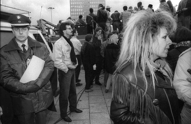 Tamara Danz Deutschland, Berlin, 04.11.1990, (Erinnerungs) Demo zum 4. November ( 89), auf dem Alexanderplatz, Tamara Danz, (rechts), Â *** Tamara Danz Germany, Berlin, 04 11 1990, Remembrance demo to 4 November 89 , at Alexanderplatz, Tamara Danz, right , Â