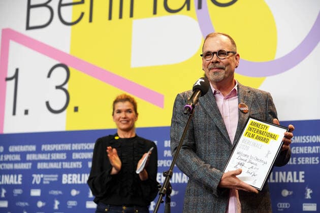 29.02.2020,Berlin,Deutschland,GER, Internationale Filmfestspiele Berlin 70.Berlinale, Preise von unabhängigen Jurys, Amnesty International Filmpreis bekommt Regisseur David France für sein Film Welcome to Chechnya. Links im Bild ist Anke Engelke zu sehen.