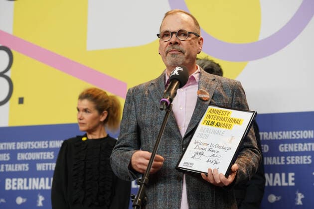 29.02.2020,Berlin,Deutschland,GER, Internationale Filmfestspiele Berlin 70.Berlinale, Preise von unabhängigen Jurys, Amnesty International Filmpreis bekommt Regisseur David France für sein Film Welcome to Chechnya. Links im Bild ist Anke Engelke zu sehen.