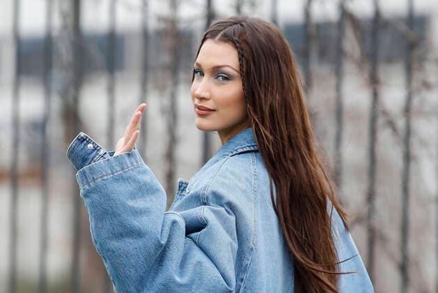Bella Hadid CELEBRITES : Arrivee defile pret a porter Balenciaga Automne Hiver - Paris - 01 03 2020 GwendolineLeGoff Panoramic 