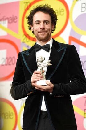 Elio Germano (Silbener Bär Bester Darsteller Volevo nascondermi Hidden Away )bei der Pressekonferenz der Preisträger auf der Berlinale 2020 70. Internationale Filmfestspiele Berlin im Hotel Grand Hyatt. Berlin, 29.02.2020