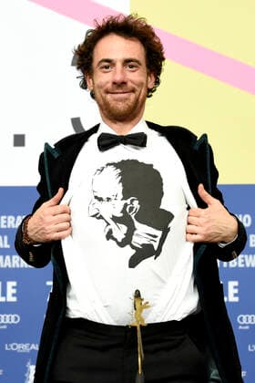 Elio Germano (Silbener Bär Bester Darsteller Volevo nascondermi Hidden Away )bei der Pressekonferenz der Preisträger auf der Berlinale 2020 70. Internationale Filmfestspiele Berlin im Hotel Grand Hyatt. Berlin, 29.02.2020
