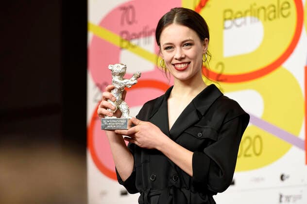 Paula Beer (Silberner Bär Beste Darstellerin Undine ) bei der Pressekonferenz der Preisträger auf der Berlinale 2020 70. Internationale Filmfestspiele Berlin im Hotel Grand Hyatt. Berlin, 29.02.2020