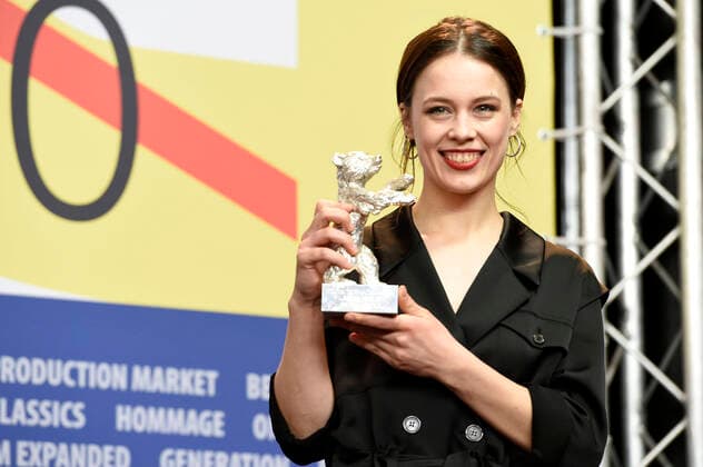 Paula Beer (Silberner Bär Beste Darstellerin Undine ) bei der Pressekonferenz der Preisträger auf der Berlinale 2020 70. Internationale Filmfestspiele Berlin im Hotel Grand Hyatt. Berlin, 29.02.2020