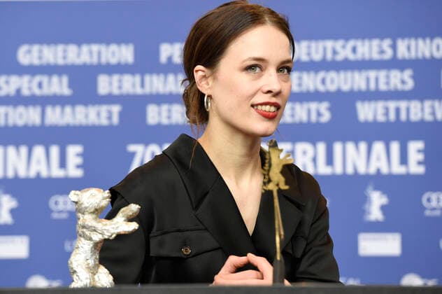 Paula Beer (Silberner Bär Beste Darstellerin Undine ) bei der Pressekonferenz der Preisträger auf der Berlinale 2020 70. Internationale Filmfestspiele Berlin im Hotel Grand Hyatt. Berlin, 29.02.2020
