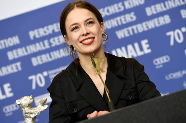 Paula Beer (Silberner Bär Beste Darstellerin Undine ) bei der Pressekonferenz der Preisträger auf der Berlinale 2020 70. Internationale Filmfestspiele Berlin im Hotel Grand Hyatt. Berlin, 29.02.2020