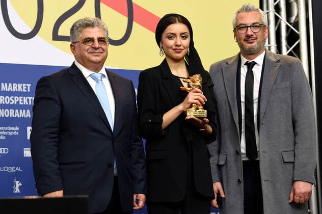 Kaveh Farnam, Baran Rasoulof und Farzad Pak (Goldener Bär Bester Film Sheytan vojud nadarad There Is No Evil Es gibt kein Böses ) bei der Pressekonferenz der Preisträger auf der Berlinale 2020 70. Internationale Filmfestspiele Berlin im Hotel Grand Hyatt. Berlin, 29.02.2020