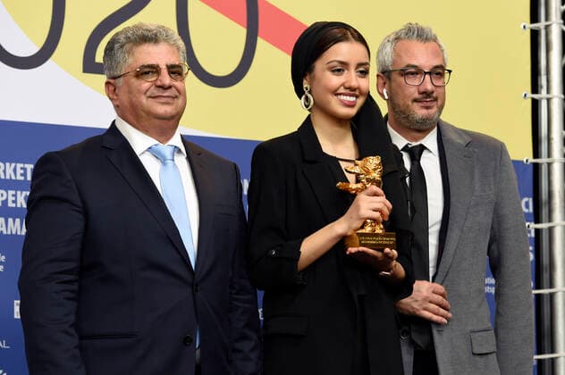 Kaveh Farnam, Baran Rasoulof und Farzad Pak (Goldener Bär Bester Film Sheytan vojud nadarad There Is No Evil Es gibt kein Böses ) bei der Pressekonferenz der Preisträger auf der Berlinale 2020 70. Internationale Filmfestspiele Berlin im Hotel Grand Hyatt. Berlin, 29.02.2020