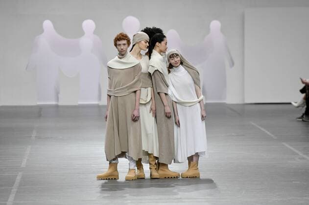 Bilder des Jahres 2020, Entertainment 03 März Entertainment Bilder des Tages (200301) -- PARIS, March 1, 2020 (Xinhua) -- Models present creations by Issey Miyake during Women s Fall Winter 2020-2021 Ready-to-Wear collection fashion show in Paris, France, on March 1, 2020. (Photo by Piero Biasion Xinhua) FRANCE-PARIS-FASHION WEEK-ISSEY MIYAKE 