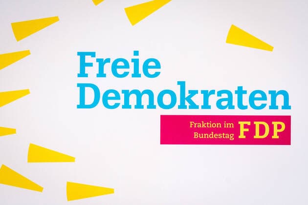 Berlin, Feature Fraktionen im Bundestag Deutschland, Berlin - 25.02.2020: Im Bild ist das Logo der fdp Fraktion im deutschen Bundestags zu sehen. Berlin Bundestag Berlin Deutschland
