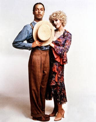 ANNIE, from left: Tim Curry, Bernadette Peters, 1982. Ã‚Â©Columbia Pictures courtesy Everett Collection Â©Columbia Pictures Courtesy Everett Collection PUBLICATIONXNOTxINxCANxCHNxFRAxITAxJPNxNORxPOLxRUSxESPxUKxUSA Copyright: xÃ‚Â©ColumbiaxPictures CourtesyxEverettxCollectionx M8DANNI EC004