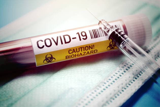 BlutentnahmerÃ¶hrchen mit Aufschrift Covid-19 und Spritze, Symbolfoto Coronavirus und Gegenmittel