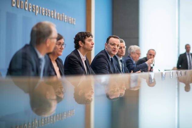 Gesundheit Pressekonferenz Corona-Virus Pressekonferenz des Bundesgesundheitsministeriums zum Umgang mit dem sich weltweit ausbreitenden Coronavirus. Auf der Pressekonferenz informierten Expert*innen des Robert Koch-Institut, der Charite und dem Institut fuer Tropenmedizin ueber die Ansteckungsgefahr, den Verlauf und den Umgang der Gesellschaft mit dem Virus. Auf dem Podium vlnr.: Dr. Rene Gottschalk, Leiter Gesundheitsamt der Stadt Frankfurt; Prof. Dr. Petra Gastmeier, Direktorin Institut fuer Hygiene und Umweltmedizin, Charite Berlin; Prof. Dr. Christian Drosten, Direktor Institut fuer Virologie, Charite Berlin; Bundesminister fuer Gesundheit Jens Spahn, CDU; Prof. Dr. Lothar H. Wieler, Praesident Robert Koch-Institut; Hr Mayenz, Moderator; Dr. Stephan Hofmeister, Kassenaerztliche Vereinigung. 2.3.2020, Berlin *** Health Press Conf