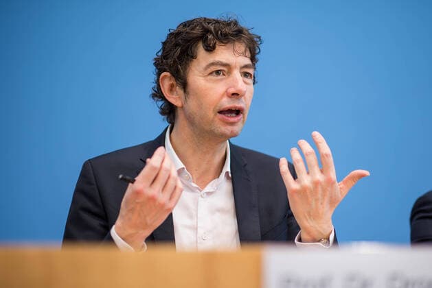 Bilder des Jahres 2020, News 03 März News Themen der Woche KW10 News Bilder des Tages Gesundheit Pressekonferenz Corona-Virus Pressekonferenz des Bundesgesundheitsministeriums zum Umgang mit dem sich weltweit ausbreitenden Coronavirus. Auf der Pressekonferenz informierten Expert*innen des Robert Koch-Institut, der Charite und dem Institut fuer Tropenmedizin ueber die Ansteckungsgefahr, den Verlauf und den Umgang der Gesellschaft mit dem Virus. Im Bild: Prof. Dr. Christian Drosten, Direktor Institut fuer Virologie, Charite Berlin. 2.3.2020, Berlin *** Health Press Conference Corona Virus Press conference of the Federal Ministry of Health on dealing with the worldwide spread of the corona virus At the press conference, experts from the Robert Koch Institute, the Charite and the Institute for Tropical Medicine informed about the risk of infection, the course of the virus and how society deals with it. In picture Prof Dr