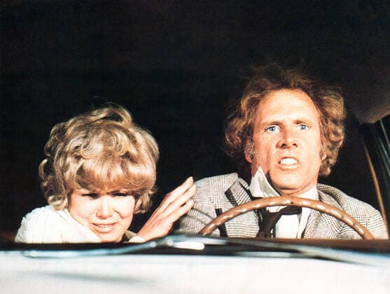 FAMILY PLOT, Barbara Harris, Bruce Dern, 1976 Courtesy Everett Collection PUBLICATIONXNOTxINxCANxCHNxFRAxITAxJPNxNORxPOLxRUSxESPxUKxUSA Copyright: xCourtesyxEverettxCollectionx M8DFAPL EC001