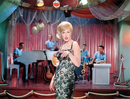 GIRLS! GIRLS! GIRLS!, Stella Stevens, 1962 Courtesy Everett Collection PUBLICATIONXNOTxINxCANxCHNxFRAxITAxJPNxNORxPOLxRUSxESPxUKxUSA Copyright: xCourtesyxEverettxCollectionx M8DGIGI EC002