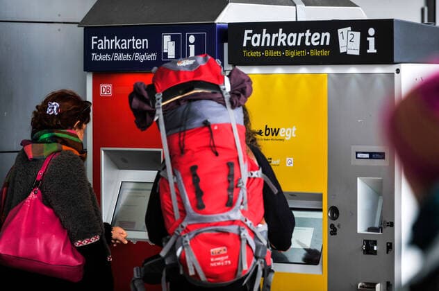 Hauptbahnhof Stuttgart. Stuttgart 21 ist die derzeit größte Bahn-Baustelle des Landes. Für viele Pendler, Reisende und Touristen funktioniert der tägliche Betrieb am Bahnhof mit einigen Einschränkungen aber weiter. Im Bild: Fahrkarte Kaufen am Fahrkartenautomat Stuttgart Baden-Wuerttemberg Deutschland Copyright: xMaxxKovalenkox
