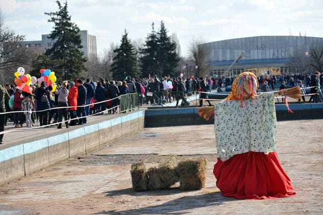SIEVIERODONETSK, UKRAINE - MARCH 1, 2020 - An effigy will be burnt as part of the celebration of Masnytsia (Masliana), the holiday of seeing off winter held before Great Lent, Sievierodonetsk, Luhansk Region, eastern Ukraine. Masnytsia celebration in Sievierodonetsk  Copyright: xKovalyovxOleksiyx