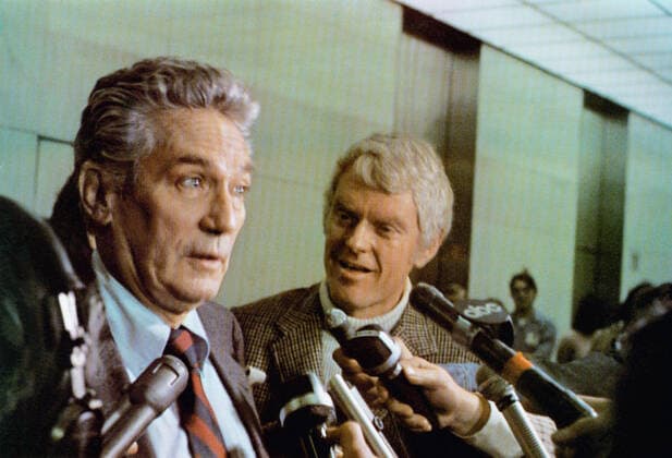 OSCARS. Bester Hauptdarsteller. PreistrÃ¤ger 1971-1980 NETWORK, Peter Finch (left), 1976 Courtesy Everett Collection PUBLICATIONXNOTxINxCANxCHNxFRAxITAxJPNxNORxPOLxRUSxESPxUKxUSA Copyright: xCourtesyxEverettxCollectionx M8DNETW EC001