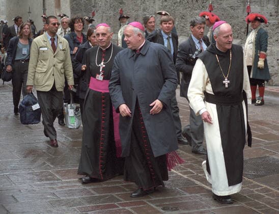 Besuch des Heiligen Vaters, Papst Johannes Paul II. in Salzburg, Österreich, am 19.6.1998. Das Bild zeigt Bischöfe auf dem Weg durch die Franziskanergasse in Salzburg 1998 - Besuch des Heiligen Vaters, Papst Johannes Paul II. in Salzburg, Österreich, am 19.6.1998 *** Visit of the Holy Father, Pope John Paul II in Salzburg, Austria, on 19 6 1998 The picture shows bishops on their way through Franziskanergasse in Salzburg 1998 Visit of the Holy Father, Pope John Paul II in Salzburg, Austria, on 19 6 1998