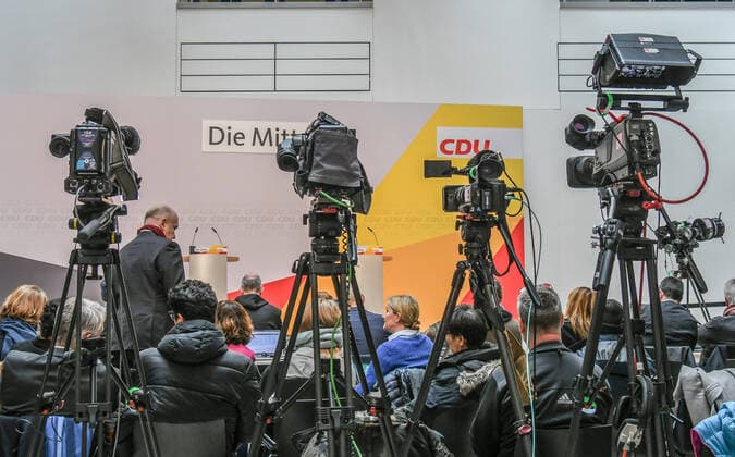 Pressekonferenz im Konrad -Adenauer Haus, CDU-Logo , Parteizentrale der CDU in Berlin, Bundesgeschäftsstelle der CDU, .