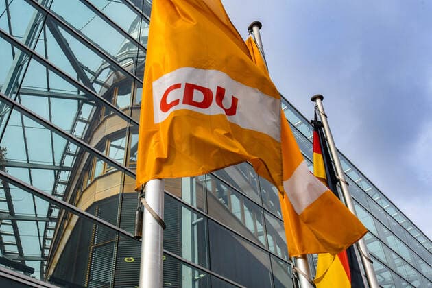 CDU-Fahnen vor dem Konrad -Adenauer Haus, CDU-Logo , Parteizentrale der CDU in Berlin, Bundesgeschäftsstelle der CDU, .