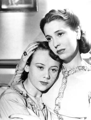 THE ADVENTURES OF TARTU, from left, Glynis Johns, Valerie Hobson, 1943 Courtesy Everett Collection PUBLICATIONXNOTxINxCANxCHNxFRAxITAxJPNxNORxPOLxRUSxESPxUKxUSA Copyright: xCourtesyxEverettxCollectionx MBDADOF EC312
