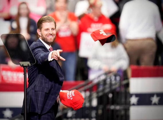 Bilder des Jahres 2020, News 03 März News Themen der Woche KW10 News Bilder des Tages March 2, 2020, Charlotte, North Carolina, USA: ERIC TRUMP, son of President Donald Trump, tosses hats to the crowd during a Keep America Great rally at the Bojangles Coliseum in Charlotte, North Carolina on Monday March 2, 2020. 14 states and American Samoa will vote or caucus on Tuesday March 3rd. Their ballots will represent over 33 percent of the national primary totals. Charlotte USA - ZUMAj110 20200302_zsp_j110_006 Copyright: xRustyxJonesx