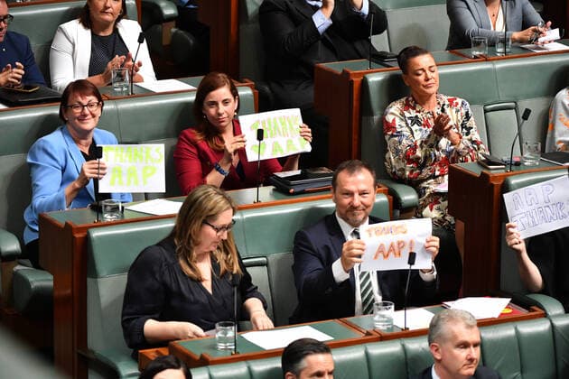 Bilder des Jahres 2020, News 03 März News Themen der Woche KW10 QUESTION TIME, Labor members show signs thanks AAP during Question Time in the House of Representatives at Parliament House in Canberra, February, Tuesday 11, 2020. ( NO ARCHIVING, EDITORIAL USE ONLY, NO USE IN BOOKS WITHOUT CONSENT Canberra ACT AUSTRALIA  Copyright: xMICKxTSIKASx 20200303001453223948
